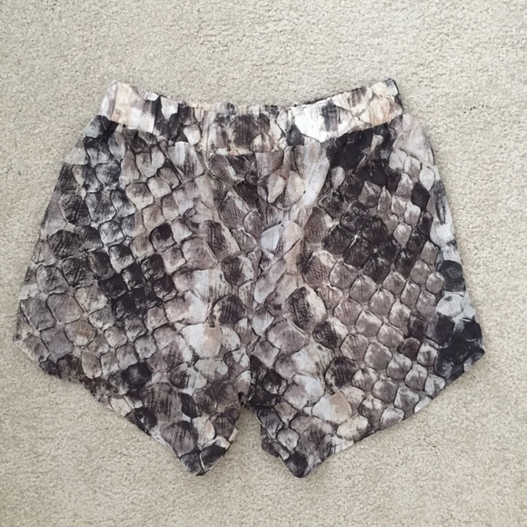 NWT elastic shorts with pockets - Picture 2 of 3